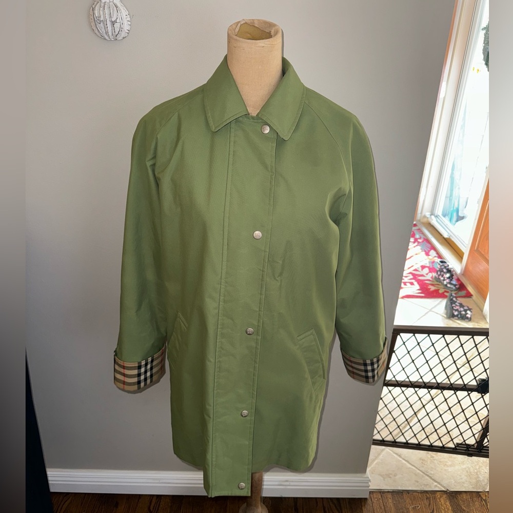 Burberry midlength trench coat size 6 light green beautiful 95% wool